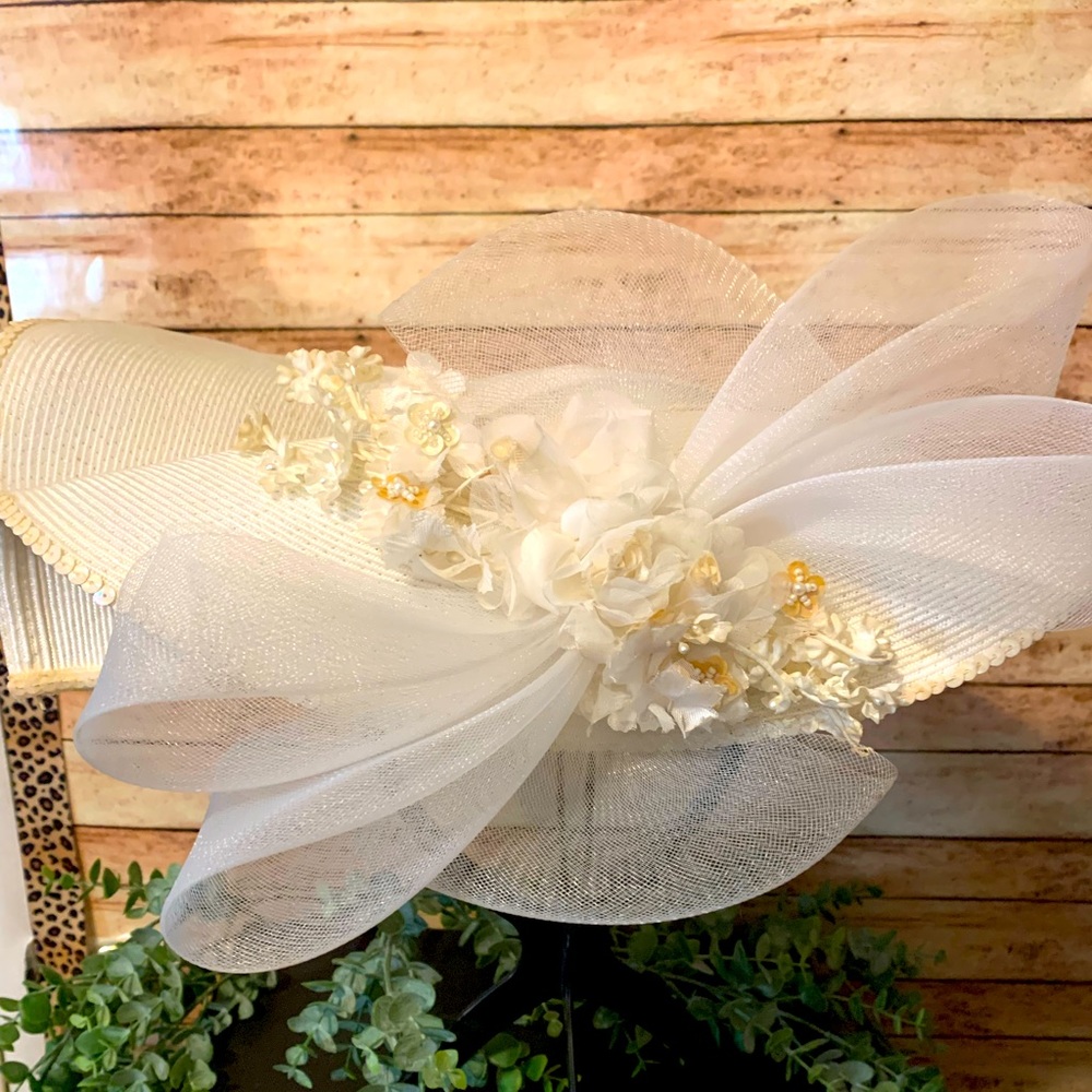 👒 Vintage White Straw w/bow & flowers $70